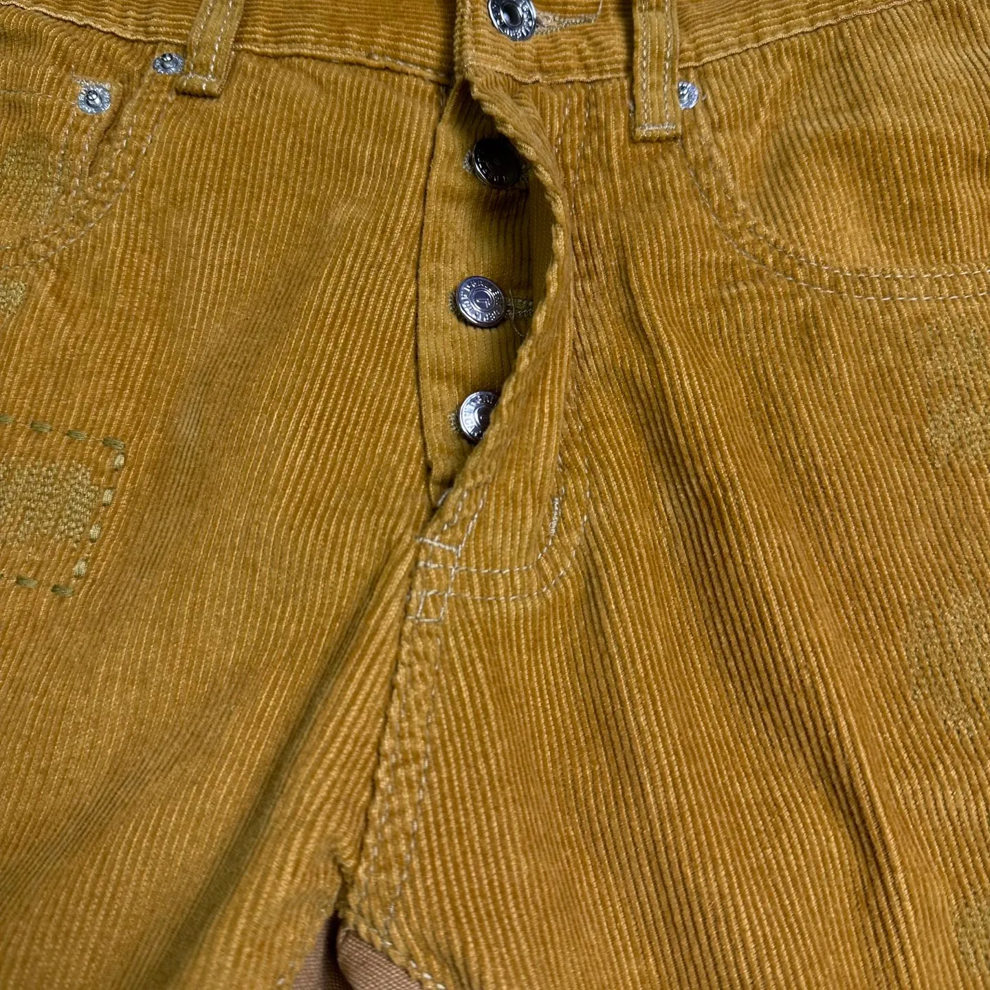 P260 GALLERY DEPT. 2025 new corduroy all-over embroidery stitching couple's style loose bootcut jeans 🔥High version🔥High version🔥 Top ceiling quality Styles with different washed textures, very friendly to people with thin legs and thick legs, the loose version of the boot very much modifies the leg shape Moderate length that never goes out of style, easy to match with casually, basic styling for various styles, a must-have in the wardrobe! The fabric is stiff but also makes the upper body soft without losing texture. The washing process is even more perfect. It is a must-have item for everyone! ! ! Washed wheat, hang tag, pants label, complete with three labels Color: ginger Size: 28, 30, 32, 34, 36 (five sizes)